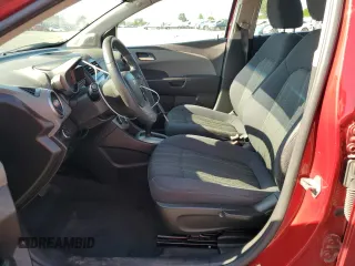 2013 Chevrolet Sonic LT z VIN 1G1JC5SG3D4161677, wystawiony jako Copart lot #57042015 z przebiegiem 81 088 mil mil oraz Szkody całkowita. Historia ofert i sprzedaży dostępna na DreamBid. Obrazek 7.