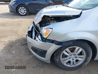 2014 Chevrolet Sonic LT с VIN 1G1JC5SH4E4152805, выставлен на аукционе IAAI как лот 41923555 с пробегом 180 068 миль миль и . История ставок и продаж доступна на DreamBid. Изображение 18.