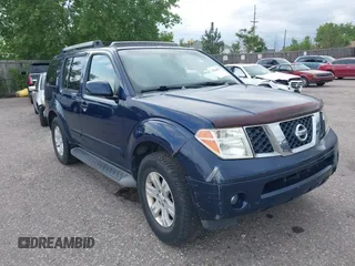 2006 Nissan Pathfinder SE z VIN 5N1AR18WX6C678069, wystawiony jako IAAI lot #42420795 z przebiegiem 153 931 mil mil oraz . Historia ofert i sprzedaży dostępna na DreamBid. Obrazek 1.