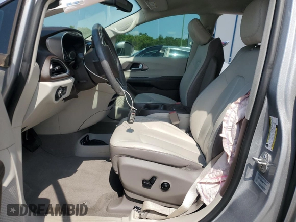 2017 Chrysler Pacifica Touring L z VIN 2C4RC1BG9HR832193, wystawiony jako Copart lot #55898585 z przebiegiem 30 958 mil mil oraz Szkoda całkowita • Salvage title. Historia ofert i sprzedaży dostępna na DreamBid. Obrazek 7.