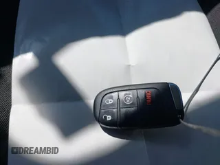2020 Jeep Renegade Latitude z VIN ZACNJABB1LPL44438, wystawiony jako IAAI lot #41982404 z przebiegiem 77 537 mil mil oraz . Historia ofert i sprzedaży dostępna na DreamBid. Obrazek 11.