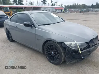 2011 BMW 3 Series 328i z VIN WBAKE5C57BE573107, wystawiony jako IAAI lot #42493695 z przebiegiem 103 608 mil mil oraz . Historia ofert i sprzedaży dostępna na DreamBid. Obrazek 1.