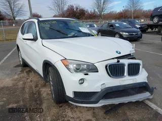 2015 BMW X1 xDrive28i z VIN WBAVL1C54FVY38423, wystawiony jako IAAI lot #40849119 z przebiegiem 111 747 mil mil oraz . Historia ofert i sprzedaży dostępna na DreamBid. Obrazek 1.