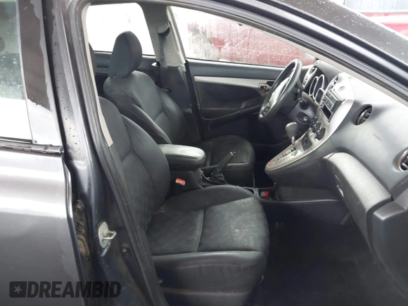 2009 Toyota Matrix z VIN 2T1KU40E29C039725, wystawiony jako IAAI lot #41682877 z przebiegiem 136 717 mil mil oraz . Historia ofert i sprzedaży dostępna na DreamBid. Obrazek 5.