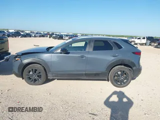 2025 Mazda CX-30 S Carbon Edition z VIN 3MVDMBCMXSM790941, wystawiony jako IAAI lot #42514372 z przebiegiem 17 235 mil mil oraz . Historia ofert i sprzedaży dostępna na DreamBid. Obrazek 14.
