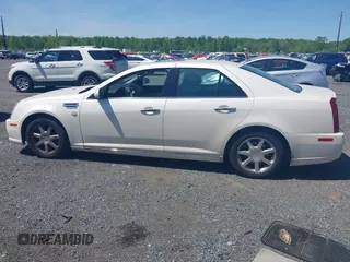 2008 Cadillac STS RWD z VIN 1G6DZ67A580168157, wystawiony jako IAAI lot #42133003 z przebiegiem 133 928 mil mil oraz . Historia ofert i sprzedaży dostępna na DreamBid. Obrazek 14.