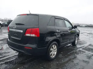 2011 Kia Sorento LX with VIN 5XYKT3A18BG151447, listed as a IAAI auction lot 41730665 with 195,187 mi miles. Bid and sale history available at carsss.com. Image 4.