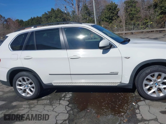 2013 BMW X5 xDrive35i z VIN 5UXZV4C5XD0B10732, wystawiony jako IAAI lot #41576548 z przebiegiem 131 237 mil mil oraz . Historia ofert i sprzedaży dostępna na DreamBid. Obrazek 13.