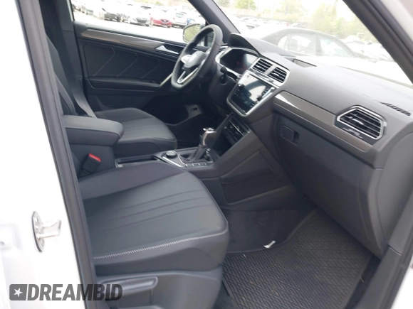 2024 Volkswagen Tiguan SE R-Line Black with VIN 3VV8B7AX9RM231038, listed as a IAAI auction lot 42092117 with 563 mi miles and . Bid and sale history available at DreamBid. Image 5.
