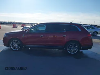 2014 Lincoln MKT EcoBoost z VIN 2LMHJ5AT1EBL50796, wystawiony jako IAAI lot #41371551 z przebiegiem 163 932 mil mil oraz . Historia ofert i sprzedaży dostępna na DreamBid. Obrazek 14.