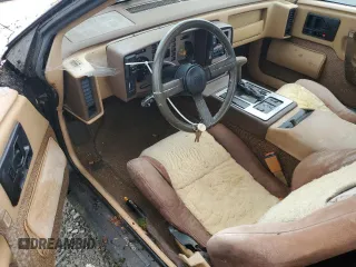 1984 Pontiac Fiero z VIN 1G2AF37R6EP320306, wystawiony jako Copart lot #68255394 z przebiegiem 49 284 mil mil oraz Tytuł czysty. Historia ofert i sprzedaży dostępna na DreamBid. Obrazek 8.