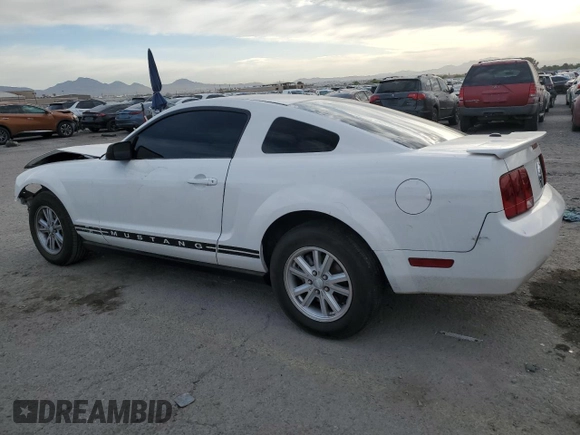 2007 Ford Mustang Deluxe z VIN 1ZVFT80N975326126, wystawiony jako Copart lot #53705085 z przebiegiem 77 431 mil mil oraz Szkoda całkowita • Salvage title. Historia ofert i sprzedaży dostępna na DreamBid. Obrazek 2.