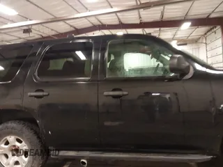 2013 Chevrolet Tahoe Commercial z VIN 1GNSK2E01DR331721, wystawiony jako IAAI lot #42093449 z przebiegiem 178 731 mil mil oraz . Historia ofert i sprzedaży dostępna na DreamBid. Obrazek 13.