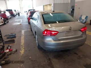 2014 Volkswagen Passat SE z VIN 1VWBN7A36EC064753, wystawiony jako IAAI lot #41221736 z przebiegiem 106 105 mil mil oraz . Historia ofert i sprzedaży dostępna na DreamBid. Obrazek 3.