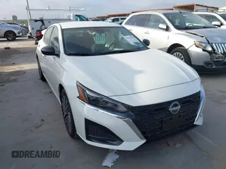 2025 Nissan Altima SV z VIN 1N4BL4DV6SN390868, wystawiony jako IAAI lot #42514226 z przebiegiem 3 189 mil mil oraz . Historia ofert i sprzedaży dostępna na DreamBid. Obrazek 1.