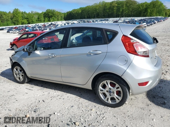 2015 Ford Fiesta SE z VIN 3FADP4EJ3FM115449, wystawiony jako Copart lot #57408015 z przebiegiem 175 083 mil mil oraz Czysty tytuł • Clean title. Historia ofert i sprzedaży dostępna na DreamBid. Obrazek 2.