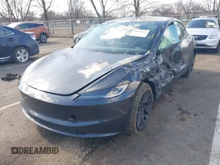2025 Tesla Model 3 Long Range z VIN 5YJ3E1EBXSF913691, wystawiony jako IAAI lot #41699545 z przebiegiem 3 609 mil mil oraz . Historia ofert i sprzedaży dostępna na DreamBid. Obrazek 17.