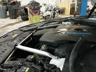 2019 BMW 5 Series 530e xDrive z VIN WBAJB1C51KB376190, wystawiony jako IAAI lot #41610326 z przebiegiem 22 089 mil mil oraz . Historia ofert i sprzedaży dostępna na DreamBid. Obrazek 19.