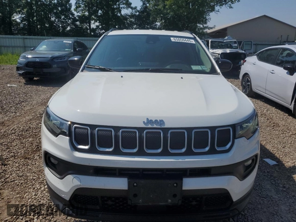 2022 Jeep Compass Latitude z VIN 3C4NJDBB7NT124382, wystawiony jako Copart lot #65059445 z przebiegiem 26 398 mil mil oraz Szkoda całkowita • Salvage title. Historia ofert i sprzedaży dostępna na DreamBid. Obrazek 5.
