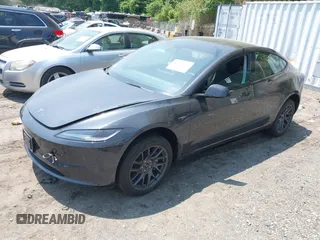2025 Tesla Model 3 Long Range z VIN 5YJ3E1EBXSF890929, wystawiony jako IAAI lot #42452359 z przebiegiem 2 469 mil mil oraz . Historia ofert i sprzedaży dostępna na DreamBid. Obrazek 19.