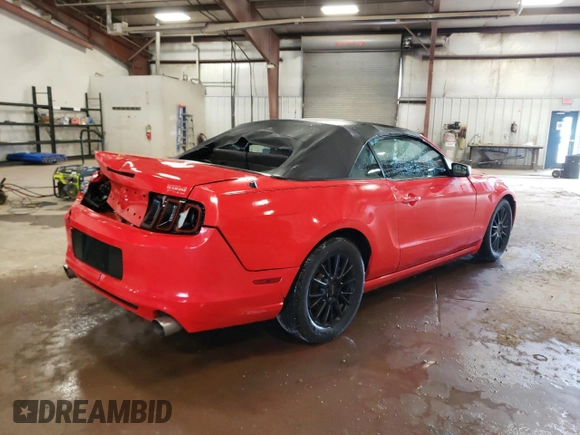 2013 Ford Mustang V6 z VIN 1ZVBP8EM2D5234080, wystawiony jako Copart lot #57939455 z przebiegiem 214 097 mil mil oraz Czysty tytuł • Clean title. Historia ofert i sprzedaży dostępna na DreamBid. Obrazek 3.