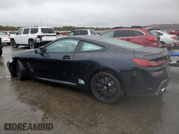 2025 BMW 8 Series M850i xDrive z VIN WBABC4C01SCT38959, wystawiony jako Copart lot #81842724 z przebiegiem Nie podano mil oraz Szkoda całkowita • Salvage title. Historia ofert i sprzedaży dostępna na DreamBid. Obrazek 2.