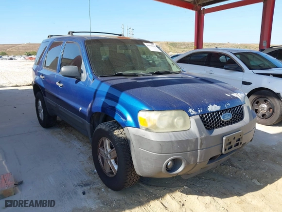 2007 Ford Escape XLS with VIN 1FMYU92Z27KB70443, listed as a IAAI auction lot 42114792 with 231,217 mi miles. Bid and sale history available at carsss.com. Image 1.
