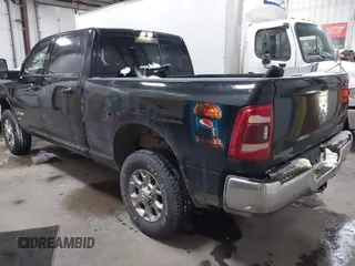2024 Ram 2500 Laramie z VIN 3C6UR5FJ9RG134865, wystawiony jako IAAI lot #41299082 z przebiegiem 8 236 mil mil oraz . Historia ofert i sprzedaży dostępna na DreamBid. Obrazek 3.