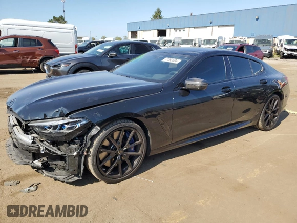 2022 BMW 8 Series M850i z VIN WBAGV8C03NCH58172, wystawiony jako Copart lot #71592504 z przebiegiem 25 854 mil mil oraz Czysty tytuł • Clean title. Historia ofert i sprzedaży dostępna na DreamBid. Obrazek 1.