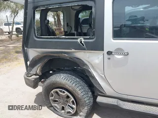 2008 Jeep Wrangler Sahara z VIN 1J4FA54158L640474, wystawiony jako IAAI lot #42243860 z przebiegiem 141 303 mil mil oraz . Historia ofert i sprzedaży dostępna na DreamBid. Obrazek 6.