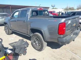 2018 Chevrolet Colorado 4WD ZR2 z VIN 1GCGTEEN0J1115894, wystawiony jako IAAI lot #41774860 z przebiegiem 71 698 mil mil oraz . Historia ofert i sprzedaży dostępna na DreamBid. Obrazek 3.