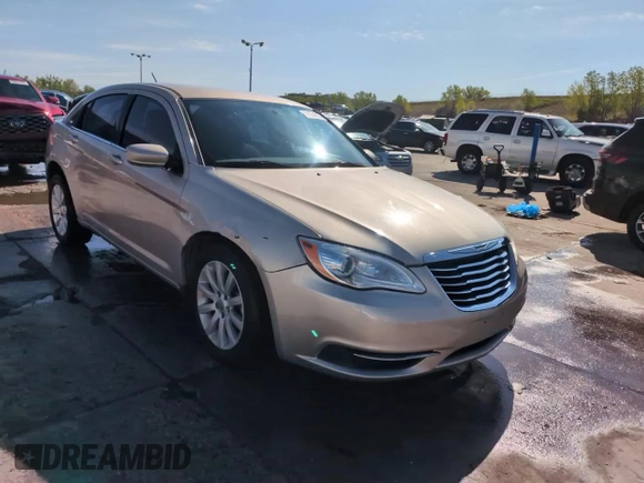 2014 Chrysler 200 Touring z VIN 1C3CCBBB7EN137644, wystawiony jako Copart lot #56254025 z przebiegiem 86 487 mil mil oraz Szkody całkowita. Historia ofert i sprzedaży dostępna na DreamBid. Obrazek 13.