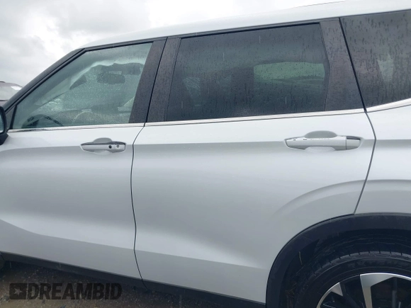 2022 Mitsubishi Outlander SE z VIN JA4J3UA86NZ013601, wystawiony jako IAAI lot #42009537 z przebiegiem 56 293 mil mil oraz . Historia ofert i sprzedaży dostępna na DreamBid. Obrazek 14.