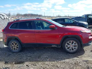 2016 Jeep Cherokee Latitude z VIN 1C4PJMCB6GW335111, wystawiony jako IAAI lot #41993373 z przebiegiem 205 449 mil mil oraz . Historia ofert i sprzedaży dostępna na DreamBid. Obrazek 13.