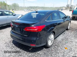 2016 Ford Focus Titanium z VIN 1FADP3J28GL393422, wystawiony jako IAAI lot #42075513 z przebiegiem 146 535 mil mil oraz . Historia ofert i sprzedaży dostępna na DreamBid. Obrazek 4.