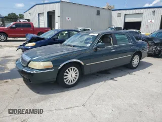 2003 Lincoln Town Car Signature z VIN 1LNHM82W33Y618843, wystawiony jako Copart lot #51640345 z przebiegiem 122 800 mil mil oraz Nie do naprawy • Non repairable. Historia ofert i sprzedaży dostępna na DreamBid. Obrazek 1.