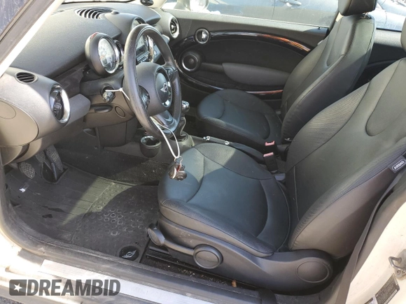 2011 MINI Hardtop z VIN WMWSU3C53BT181633, wystawiony jako Copart lot #57478365 z przebiegiem Nie podano mil oraz Tytuł czysty. Historia ofert i sprzedaży dostępna na DreamBid. Obrazek 7.