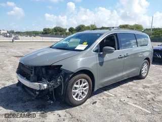 2022 Chrysler Pacifica Touring L with VIN 2C4RC1BG4NR113946, listed as a IAAI auction lot 41884076 with 73,209 mi miles. Bid and sale history available at carsss.com. Image 18.