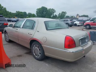 2009 Lincoln Town Car Signature Limited z VIN 2LNHM82V49X617314, wystawiony jako IAAI lot #42307140 z przebiegiem 85 385 mil mil oraz . Historia ofert i sprzedaży dostępna na DreamBid. Obrazek 3.