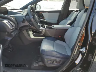 2024 Subaru Solterra Premium z VIN JTMABABA0RA063942, wystawiony jako Copart lot #53784865 z przebiegiem 9509 mil mil oraz Nie do naprawy. Historia ofert i sprzedaży dostępna na DreamBid. Obrazek 7.