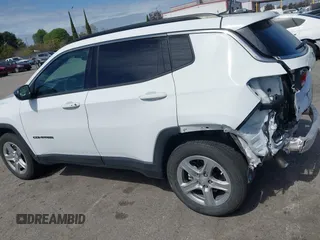 2023 Jeep Compass Latitude z VIN 3C4NJDBN1PT538478, wystawiony jako IAAI lot #41804312 z przebiegiem 14 228 mil mil oraz . Historia ofert i sprzedaży dostępna na DreamBid. Obrazek 15.