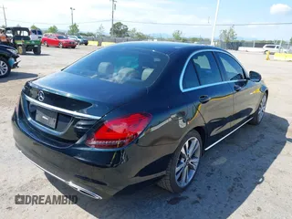 2019 Mercedes-Benz C 300 z VIN 55SWF8DB0KU307190, wystawiony jako IAAI lot #42064216 z przebiegiem 152 907 mil mil oraz . Historia ofert i sprzedaży dostępna na DreamBid. Obrazek 4.