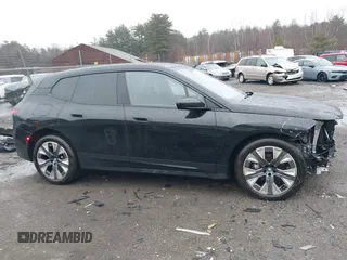 2024 BMW iX xDrive50 z VIN WB523CF00RCN76736, wystawiony jako IAAI lot #41162938 z przebiegiem 21 575 mil mil oraz . Historia ofert i sprzedaży dostępna na DreamBid. Obrazek 13.
