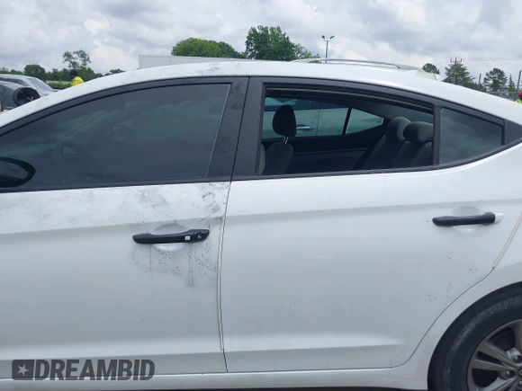 2017 Hyundai Elantra SE z VIN 5NPD84LF5HH132588, wystawiony jako IAAI lot #42380298 z przebiegiem 35 495 mil mil oraz . Historia ofert i sprzedaży dostępna na DreamBid. Obrazek 17.