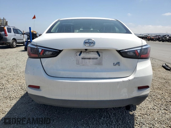 2016 Scion iA z VIN 3MYDLBZV6GY141773, wystawiony jako Copart lot #58448315 z przebiegiem Nie podano mil oraz Szkoda całkowita • Salvage title. Historia ofert i sprzedaży dostępna na DreamBid. Obrazek 6.