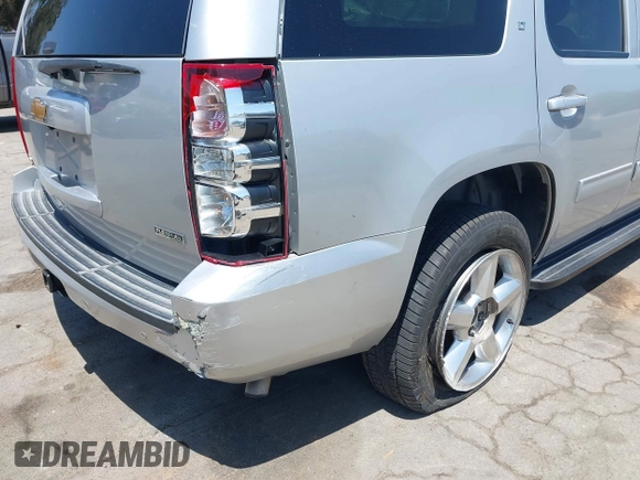 2012 Chevrolet Tahoe LT z VIN 1GNSCBE06CR255554, wystawiony jako IAAI lot #42544690 z przebiegiem 136 070 mil mil oraz . Historia ofert i sprzedaży dostępna na DreamBid. Obrazek 19.