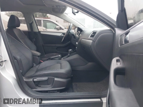 2011 Volkswagen Jetta SEL z VIN 3VWLX7AJ3BM351393, wystawiony jako IAAI lot #42241299 z przebiegiem 130 903 mil mil oraz . Historia ofert i sprzedaży dostępna na DreamBid. Obrazek 5.