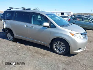 2017 Toyota Sienna XLE Auto Access Seat with VIN 5TDYZ3DC4HS862189, listed as a IAAI auction lot 41989366 with 58,879 mi miles. Bid and sale history available at carsss.com. Image 1.