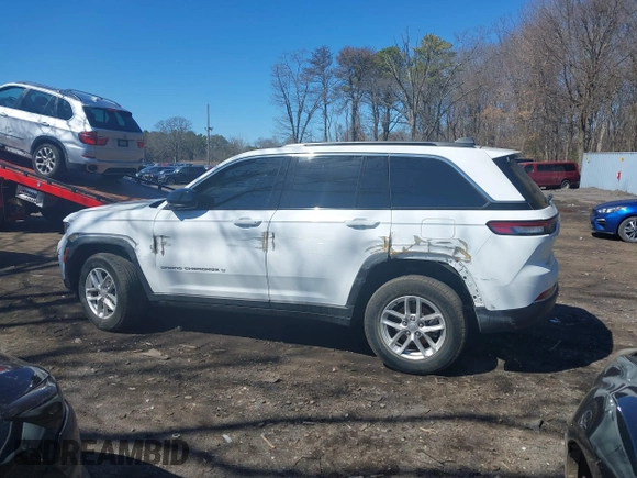 2024 Jeep Grand Cherokee Laredo z VIN 1C4RJHAG3RC179449, wystawiony jako IAAI lot #41982811 z przebiegiem 26 518 mil mil oraz . Historia ofert i sprzedaży dostępna na DreamBid. Obrazek 14.