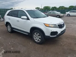 2012 Kia Sorento LX z VIN 5XYKT3A15CG211959, wystawiony jako IAAI lot #42153617 z przebiegiem 192 621 mil mil oraz . Historia ofert i sprzedaży dostępna na DreamBid. Obrazek 1.